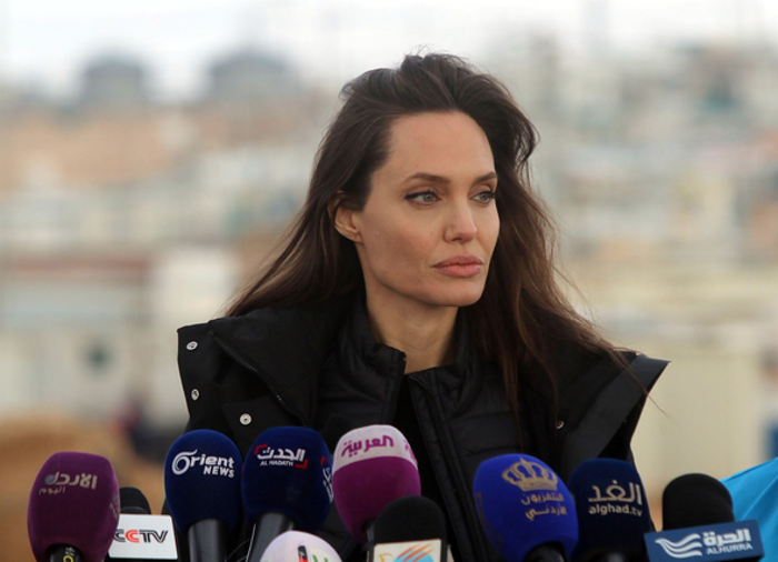 Angelina Jolie mülteci kampını kızlarıyla birlikte ziyaret etti