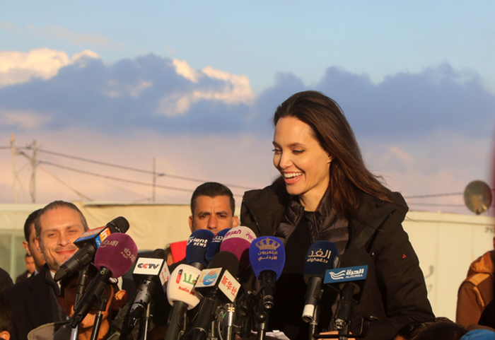 Angelina Jolie mülteci kampını kızlarıyla birlikte ziyaret etti