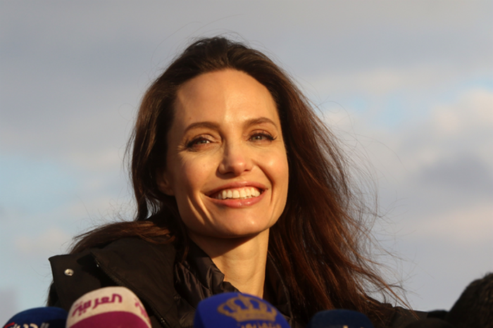 Angelina Jolie mülteci kampını kızlarıyla birlikte ziyaret etti