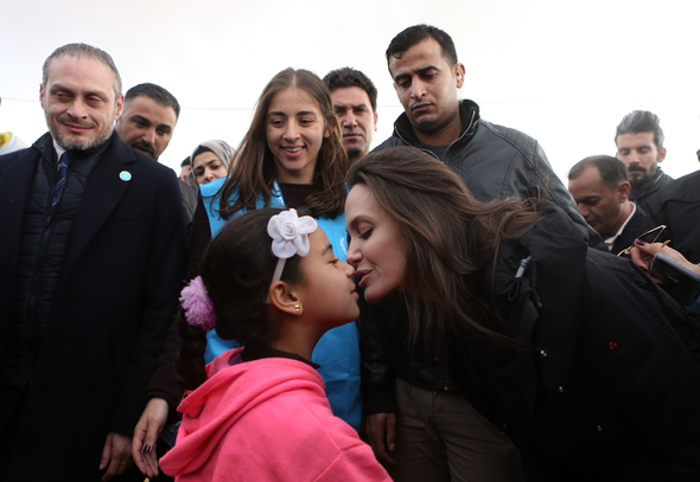 Angelina Jolie mülteci kampını kızlarıyla birlikte ziyaret etti