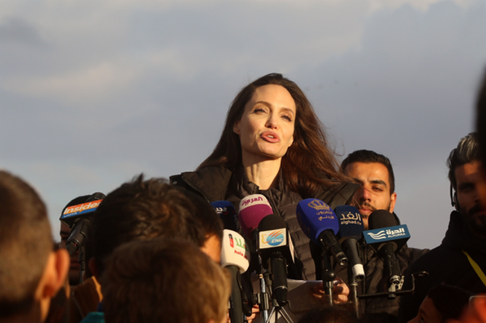 Angelina Jolie mülteci kampını kızlarıyla birlikte ziyaret etti