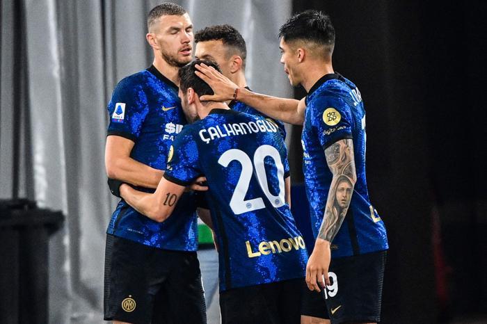 Hakan Çalhanoğlundan Inter-Roma maçında kornerden gol İşte o anlar...