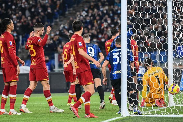 Hakan Çalhanoğlundan Inter-Roma maçında kornerden gol İşte o anlar...