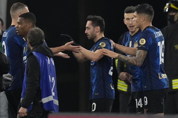 Hakan Çalhanoğlundan Inter-Roma maçında kornerden gol İşte o anlar...