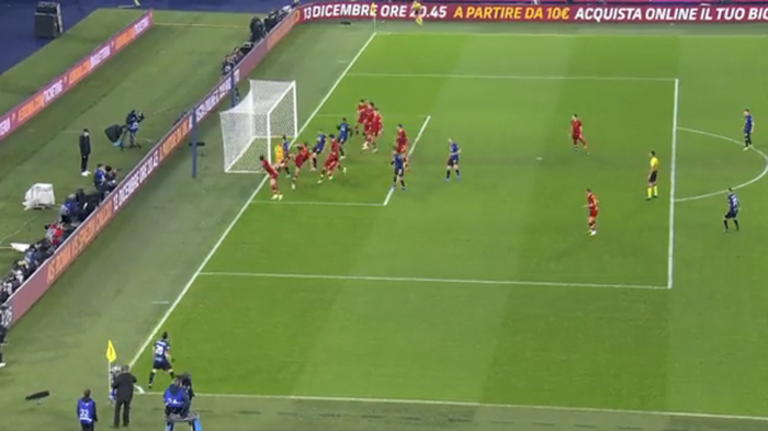 Hakan Çalhanoğlundan Inter-Roma maçında kornerden gol İşte o anlar...