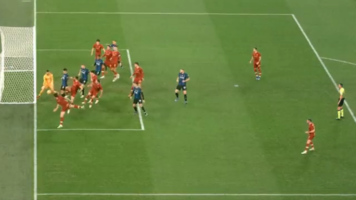 Hakan Çalhanoğlundan Inter-Roma maçında kornerden gol İşte o anlar...
