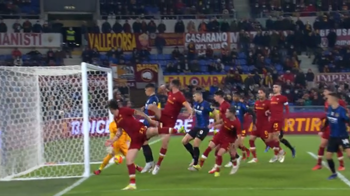 Hakan Çalhanoğlundan Inter-Roma maçında kornerden gol İşte o anlar...
