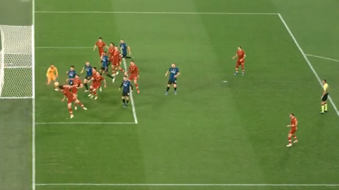 Hakan Çalhanoğlundan Inter-Roma maçında kornerden gol İşte o anlar...