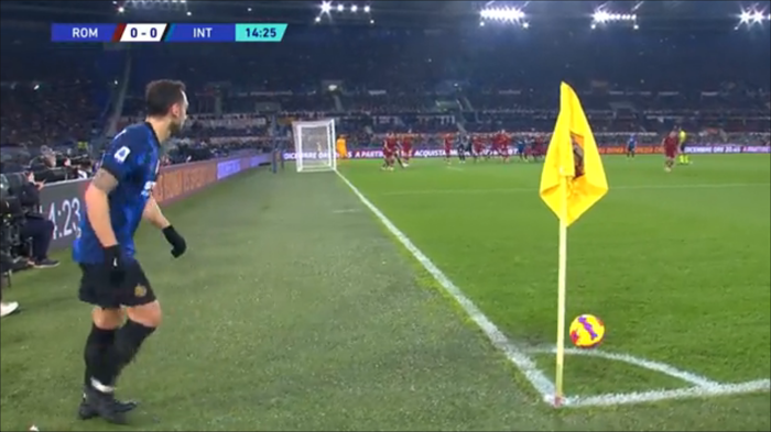 Hakan Çalhanoğlundan Inter-Roma maçında kornerden gol İşte o anlar...