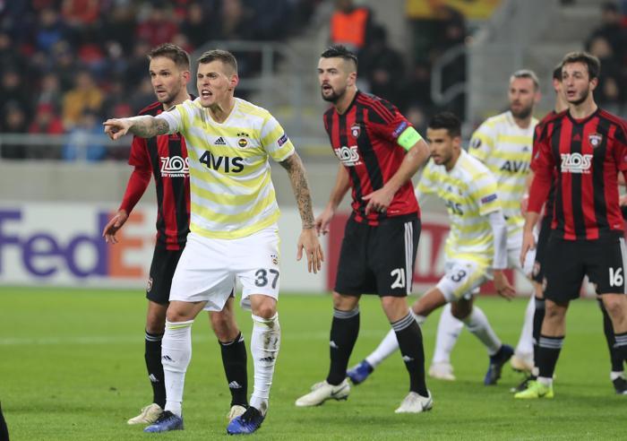 Fenerbahçede Roman Neustadter ve Martin Skrtel tepki topluyor