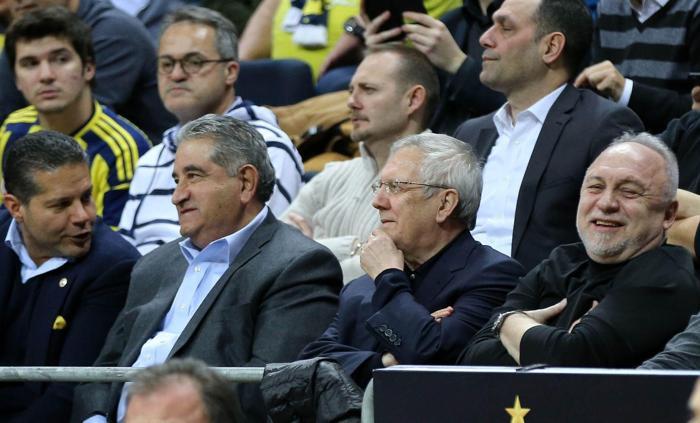 Aziz Yıldırım tribünde