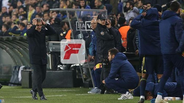 Fenerbahçede Ersun Yanal yıkıldı