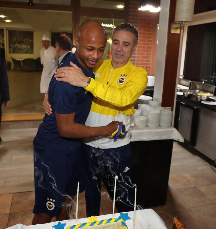 Fenerbahçede Ersun Yanal ve Ayewin doğum günü kutlandı