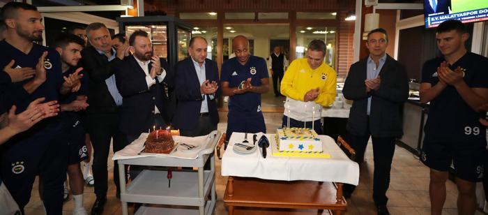 Fenerbahçede Ersun Yanal ve Ayewin doğum günü kutlandı