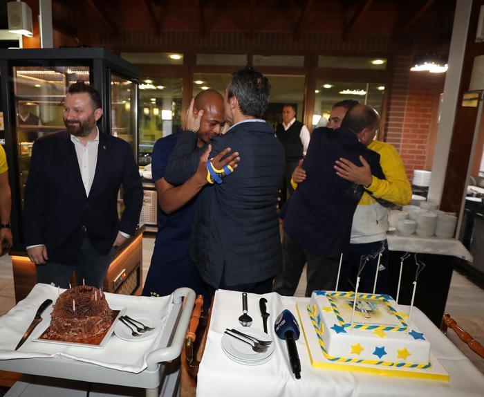 Fenerbahçede Ersun Yanal ve Ayewin doğum günü kutlandı