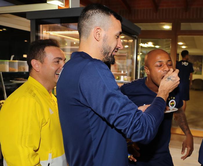 Fenerbahçede Ersun Yanal ve Ayewin doğum günü kutlandı