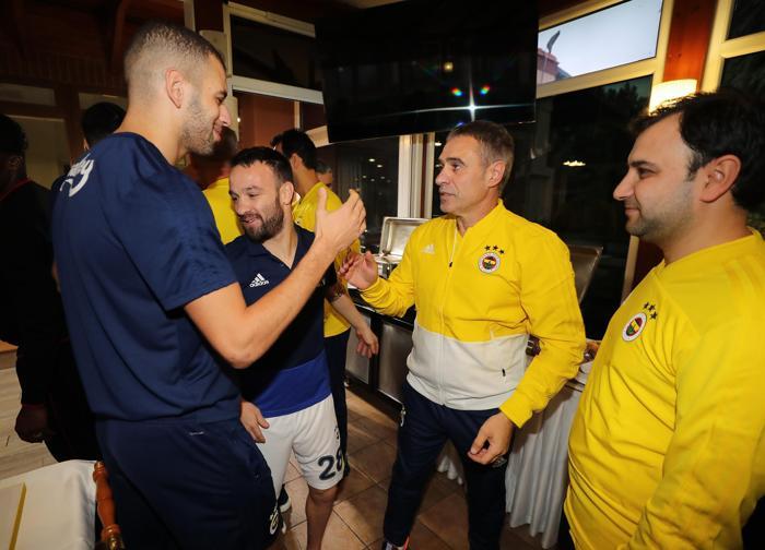 Fenerbahçede Ersun Yanal ve Ayewin doğum günü kutlandı