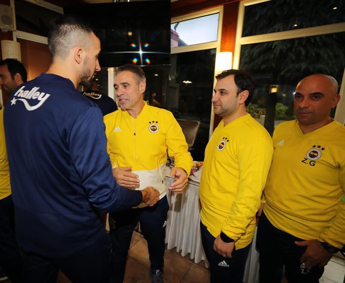 Fenerbahçede Ersun Yanal ve Ayewin doğum günü kutlandı