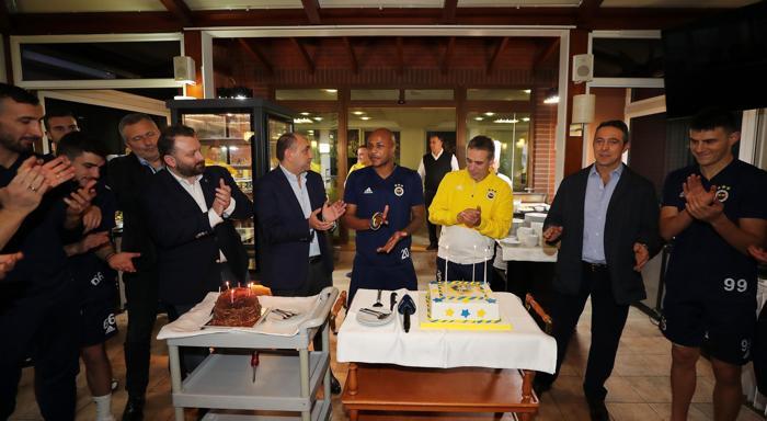 Fenerbahçede Ersun Yanal ve Ayewin doğum günü kutlandı