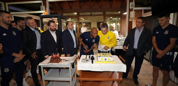 Fenerbahçede Ersun Yanal ve Ayewin doğum günü kutlandı
