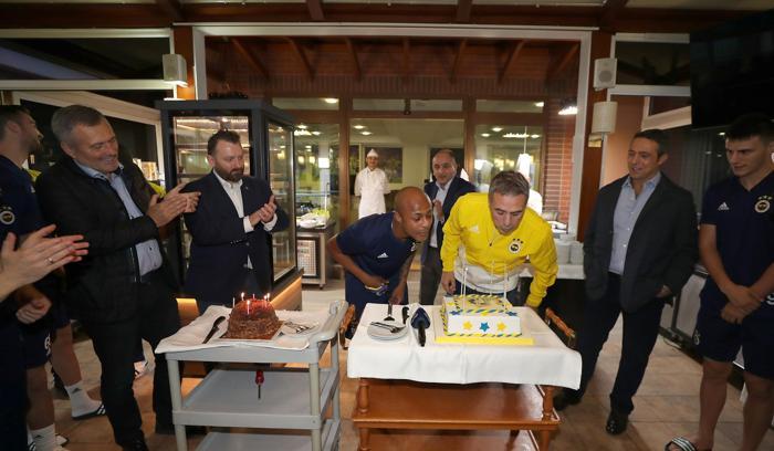 Fenerbahçede Ersun Yanal ve Ayewin doğum günü kutlandı