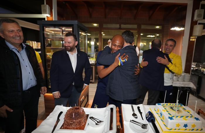 Fenerbahçede Ersun Yanal ve Ayewin doğum günü kutlandı
