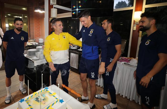 Fenerbahçede Ersun Yanal ve Ayewin doğum günü kutlandı