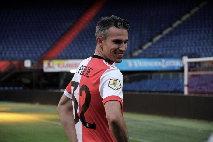 3- Van Persie 24 milyon Euroya mal oldu Fenerbahçeye, kalıcı bir iz bırakmadan da gitti. Burada oyuncunun kendisine mi suç bulmalıyız, yoksa Van Persienin yönetilemediğini mi düşünüyorsunuz