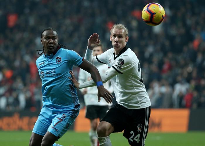 Bir de öndeki oyunun beyni Sosa sakatlanıp çıkınca her şey sarpa sardı ve gece beraberlikle bitti. Trabzon doğal olarak kahroldu, Beşiktaş 2-0’dan 2-2’ye belki bir parça sevindi ama böyle bir haftada kimsenin tatmin olmadığı muhakkak.