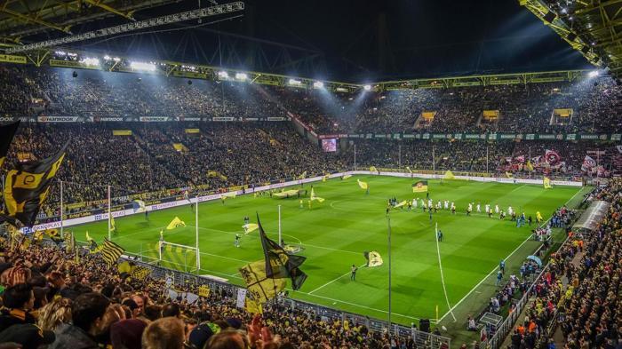 3) Signal Iduna Park (Borussia Dortmund)