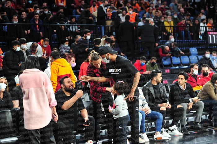 Basketboldaki Galatasaray-Beşiktaş derbisine Sarı-Kırmızılı futbol takımından büyük ilgi