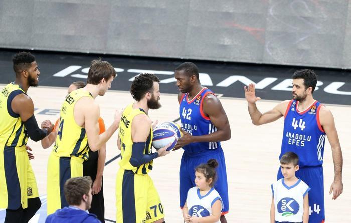 EuroLeaguede derbi heyecanı yaşandı