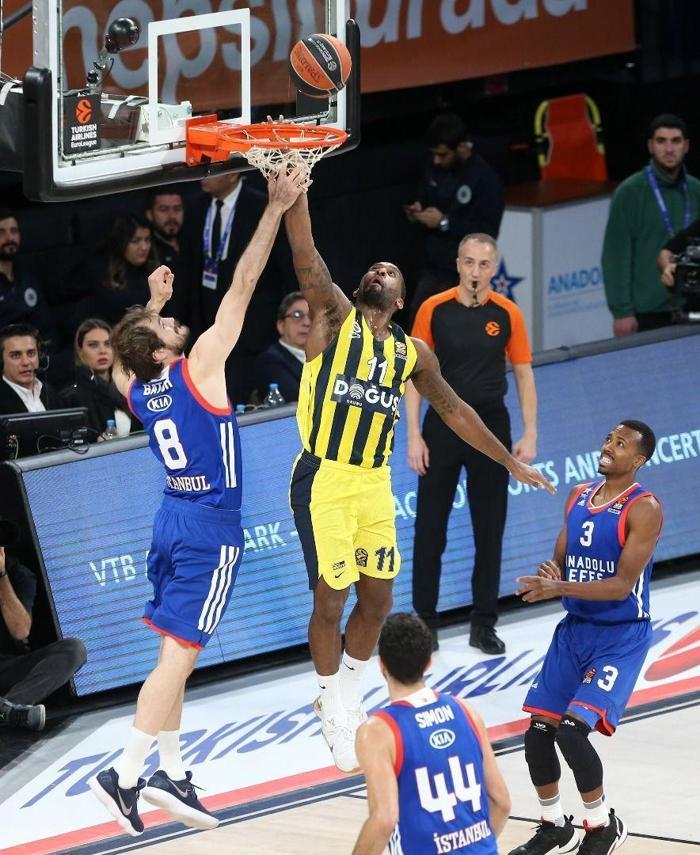 EuroLeaguede derbi heyecanı yaşandı