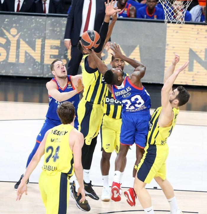 EuroLeaguede derbi heyecanı yaşandı