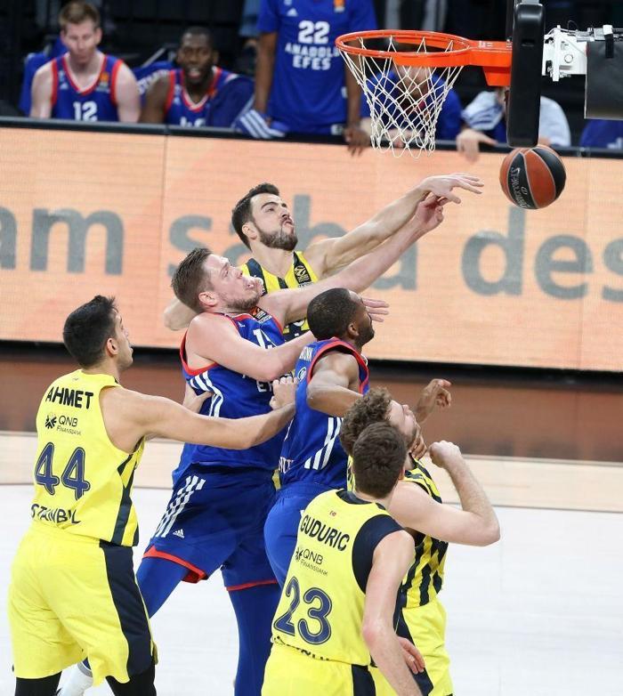 EuroLeaguede derbi heyecanı yaşandı
