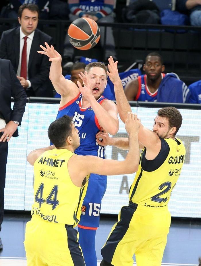 EuroLeaguede derbi heyecanı yaşandı