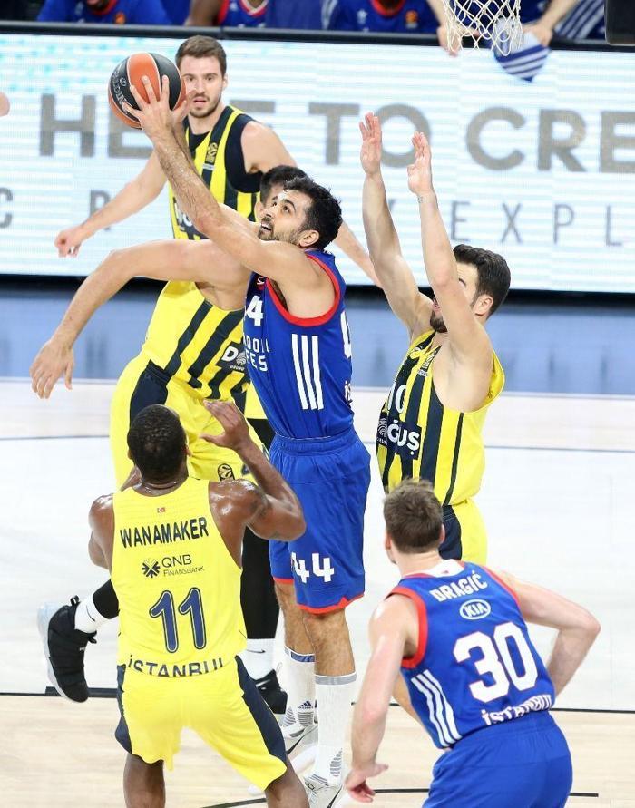 EuroLeaguede derbi heyecanı yaşandı