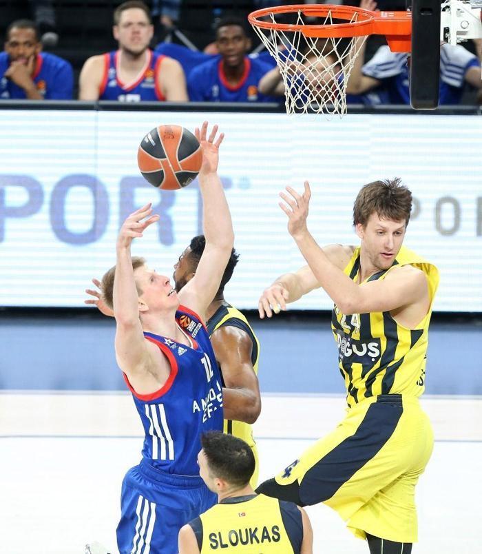 EuroLeaguede derbi heyecanı yaşandı