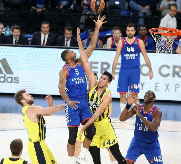 EuroLeaguede derbi heyecanı yaşandı