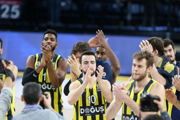 EuroLeaguede derbi heyecanı yaşandı