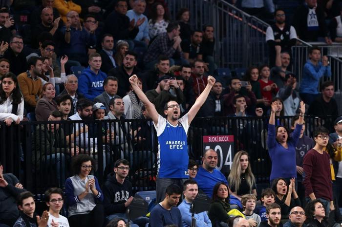 EuroLeaguede derbi heyecanı yaşandı