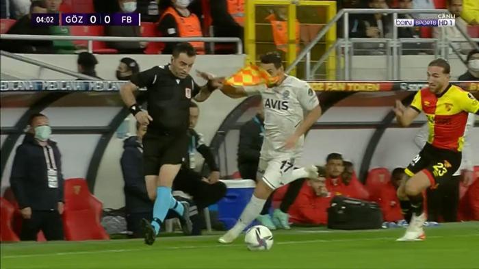Göztepe-Fenerbahçe maçında korkutan an: İrfan Can Kahveci...