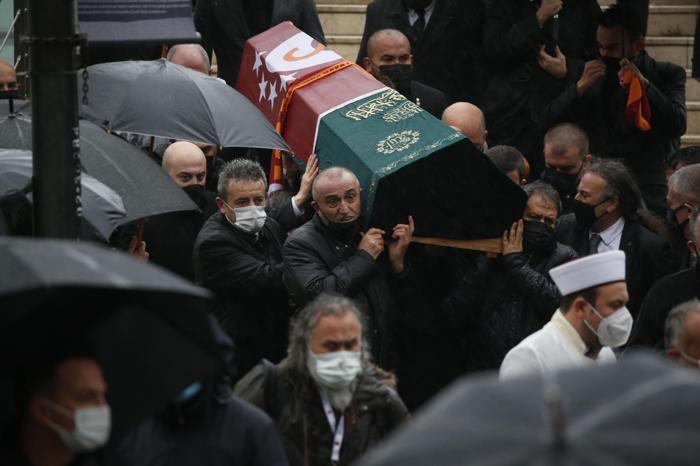 Galatasarayın eski başkanı Mustafa Cengiz, son yolculuğuna uğurlandı