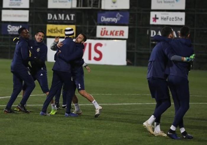 Fenerbahçe, Ersun Yanalla ilk antrenmanına çıktı