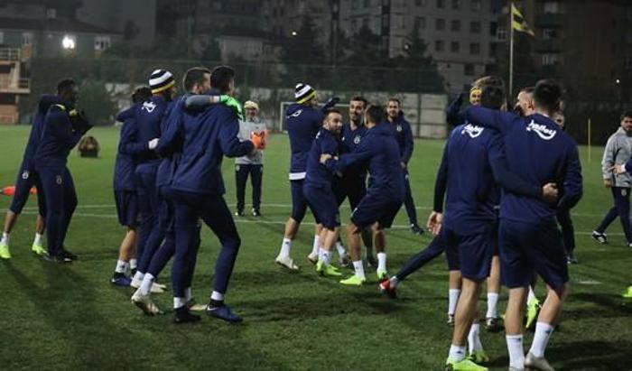 Fenerbahçe, Ersun Yanalla ilk antrenmanına çıktı