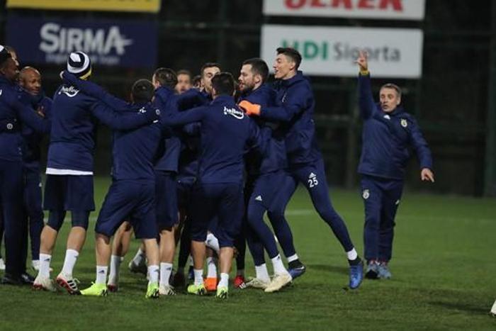 Fenerbahçe, Ersun Yanalla ilk antrenmanına çıktı