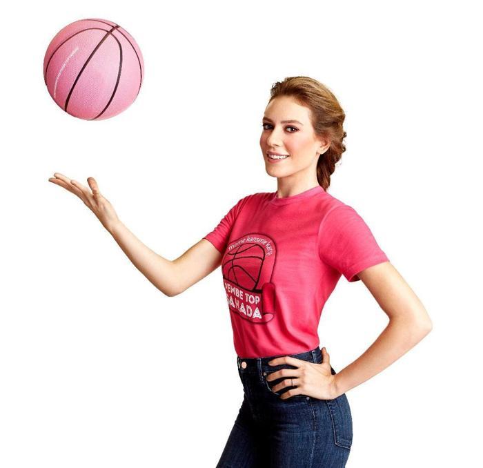 Anadolu Efes - CSKA Moskova maçında hava atışı Sinem Kobaldan
