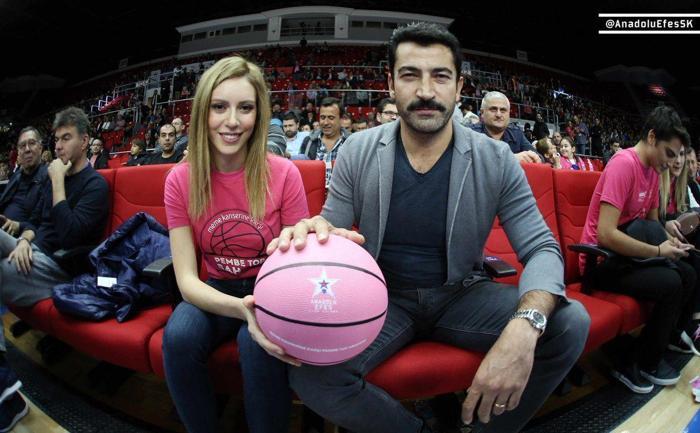 Anadolu Efes - CSKA Moskova maçında hava atışı Sinem Kobaldan