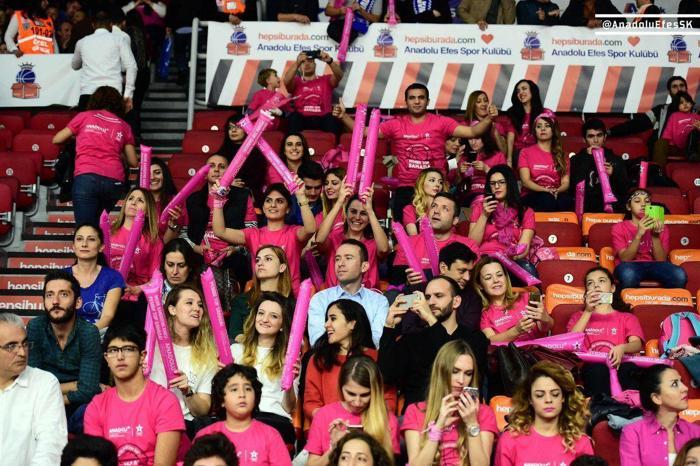 Anadolu Efes - CSKA Moskova maçında hava atışı Sinem Kobaldan
