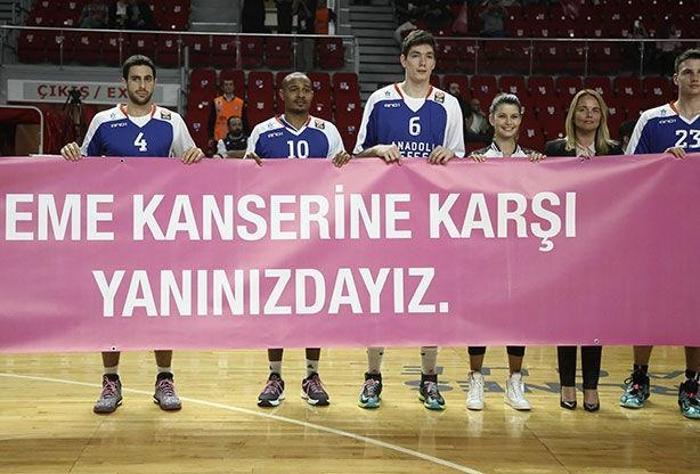 Anadolu Efes - CSKA Moskova maçında hava atışı Sinem Kobaldan